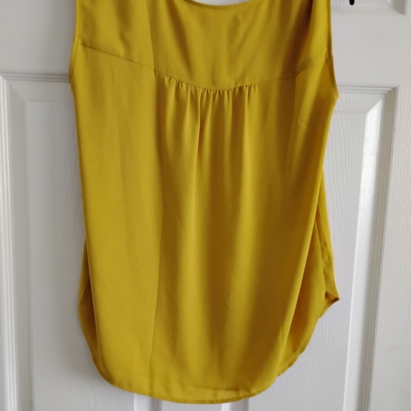 Smock Trim Shell Top - Picture 5 of 7